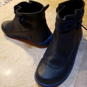 Leather navy ankle boot/shoe